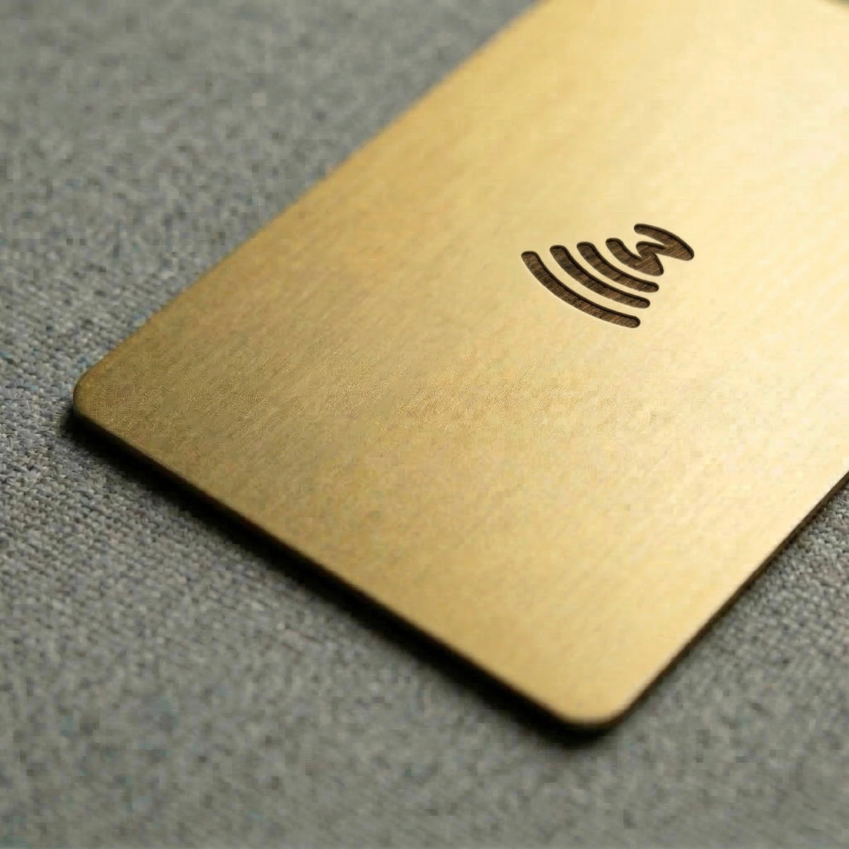 WaveTag pozlacená vizitka z kovu
